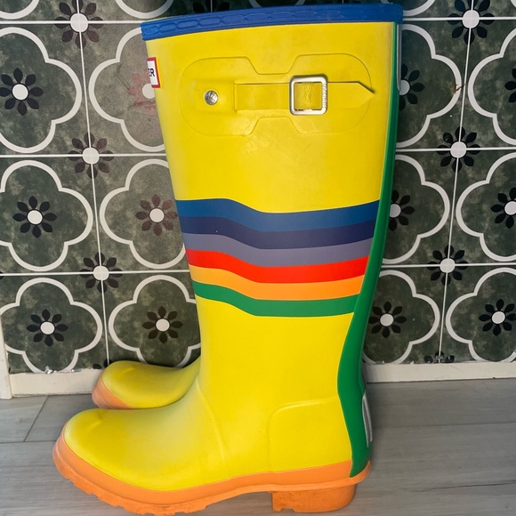 HUNTER 🌈 Yellow & Rainbow Stripe Wellys - Picture 4 of 9